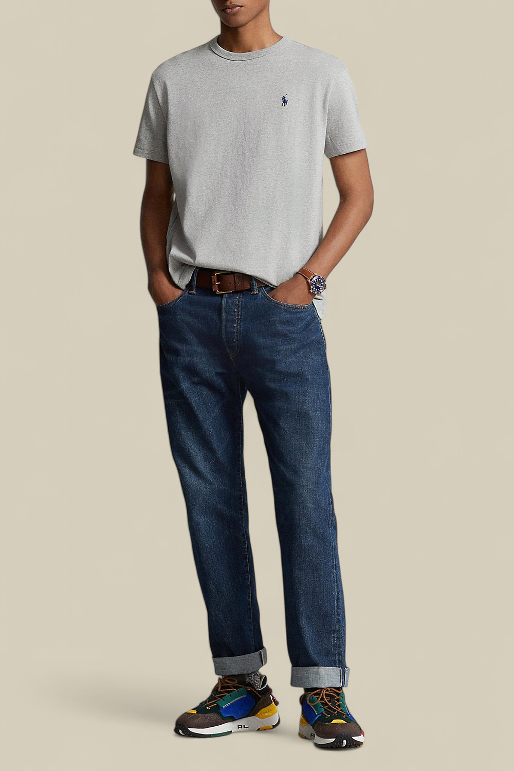 תמונת כל הלוק של חולצת טי